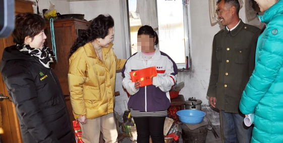 心系貧困家庭，走訪慰問暖人心